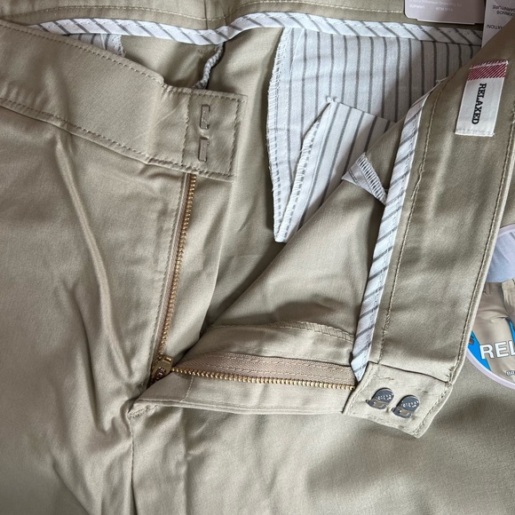NWT Woman’s Dickies Relaxed Fit Chinos 20R - Picture 2 of 9
